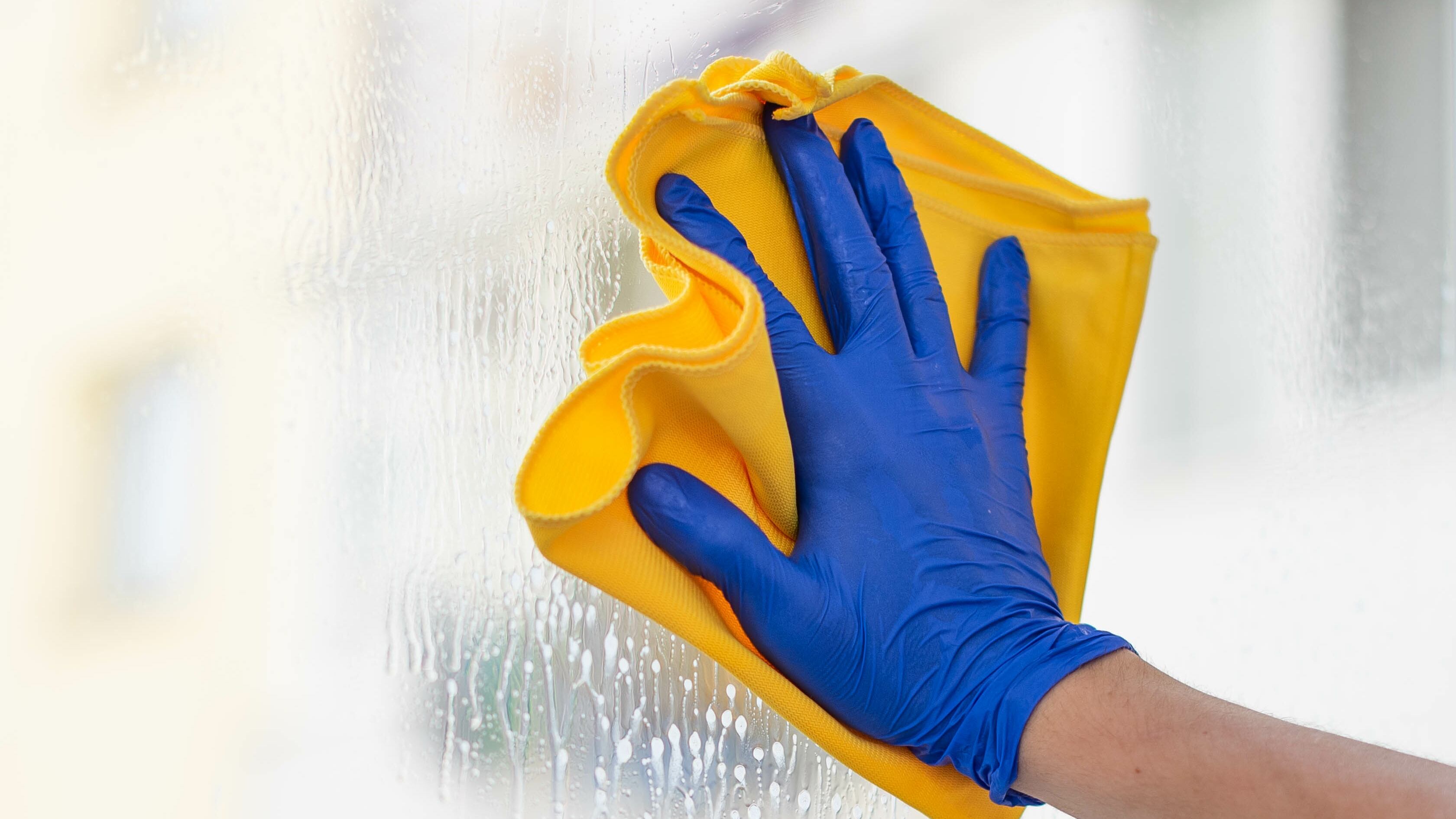 El agua del aire acondicionado puede ser muy beneficiosa para la limpieza del hogar, especialmente para los cristales y espejo.