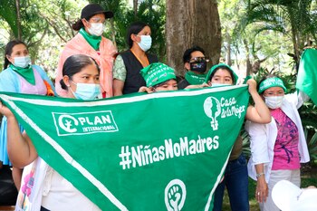 Activistas feministas fueron registradas este martes al protestar a las afueras del Hospital de la Mujer Percy Boland, en Santa Cruz (Bolivia). EFE/Juan Carlos Torrejón
