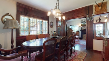 El comedor principal con muebles