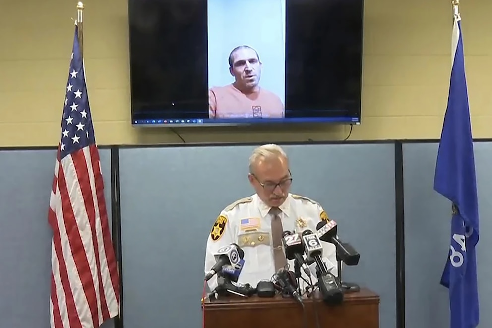 Detienen a kayakista de Wisconsin que fingió su muerte para huir a una nueva vida en Europa Su complicado plan de escape gastó decenas de miles de dólares en esfuerzos de búsqueda y rescate del departamento de policía local. (Oficina del Sheriff del Condado de Green Lake vía AP)