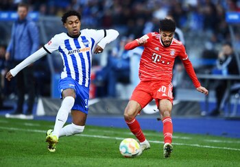 Mazraoui durante un partido del