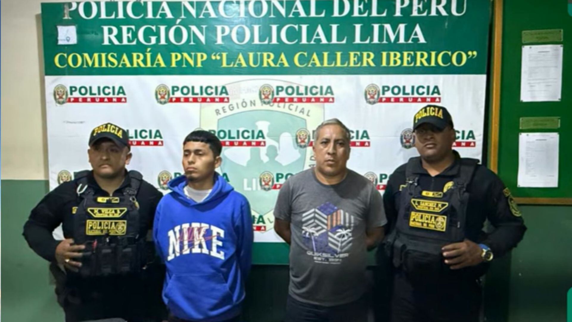 Dos hombres son presentados por agentes de la Policía Nacional del Perú tras su detención en la Comisaría Laura Caller Iberico en Lima. (pnp)