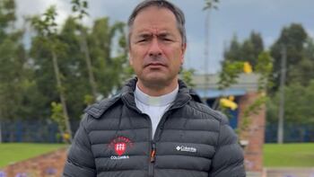 Juan Manuel Montoya Parra, S.J., Director Nacional de Fe y Alegría Colombia, en una comunidad educativa