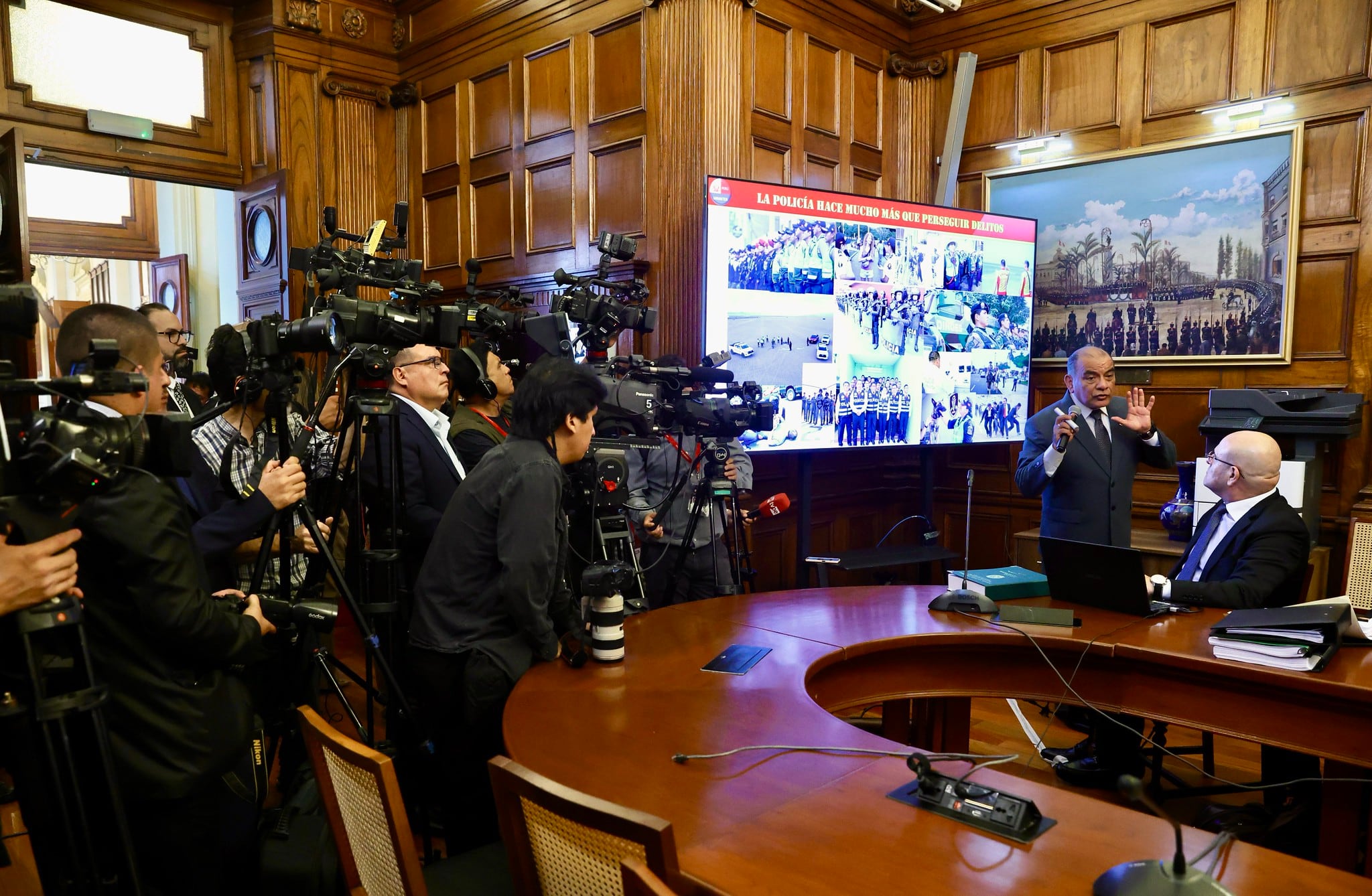El ministro del Interior de Perú, César Astudillo, presenta acciones policiales y propuestas migratorias ante la Comisión de Defensa del Congreso. (Congreso de la República)