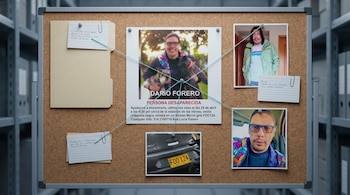 Tablero de corcho con fotos de Darío Forero, cartel de "Persona Desaparecida", fotos adicionales, y una matrícula de coche gris FOO124, conectados con hilos.