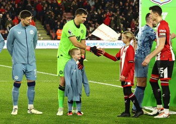 La pequeña ya luce la campera de Dibu antes del cotejo (Reuters/Andrew Boyers)