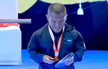 Herbert Aceituno sostiene la medalla de bronce obtenida en el Asia-Oceania Open Championships de Bangkok 2026 (Foto cortesía INDES).