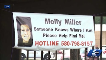 Un cartel blanco con la foto de Molly Miller y el texto 'Molly Miller Someone Knows Where I Am Please Help Find Me! HOTLINE 580-798-8157'