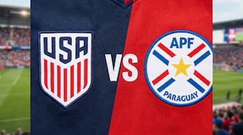 Primer plano de los escudos de la Federación de Fútbol de Estados Unidos y la Asociación Paraguaya de Fútbol, separados por un 'VS', con un estadio de fondo.