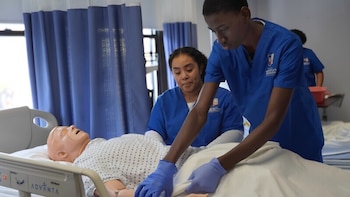 La escuela RINI graduó 514 estudiantes hasta 2024, con el 100% obteniendo credenciales profesionales en el sector sanitario antes de finalizar la secundaria (NursesMC Nashville)