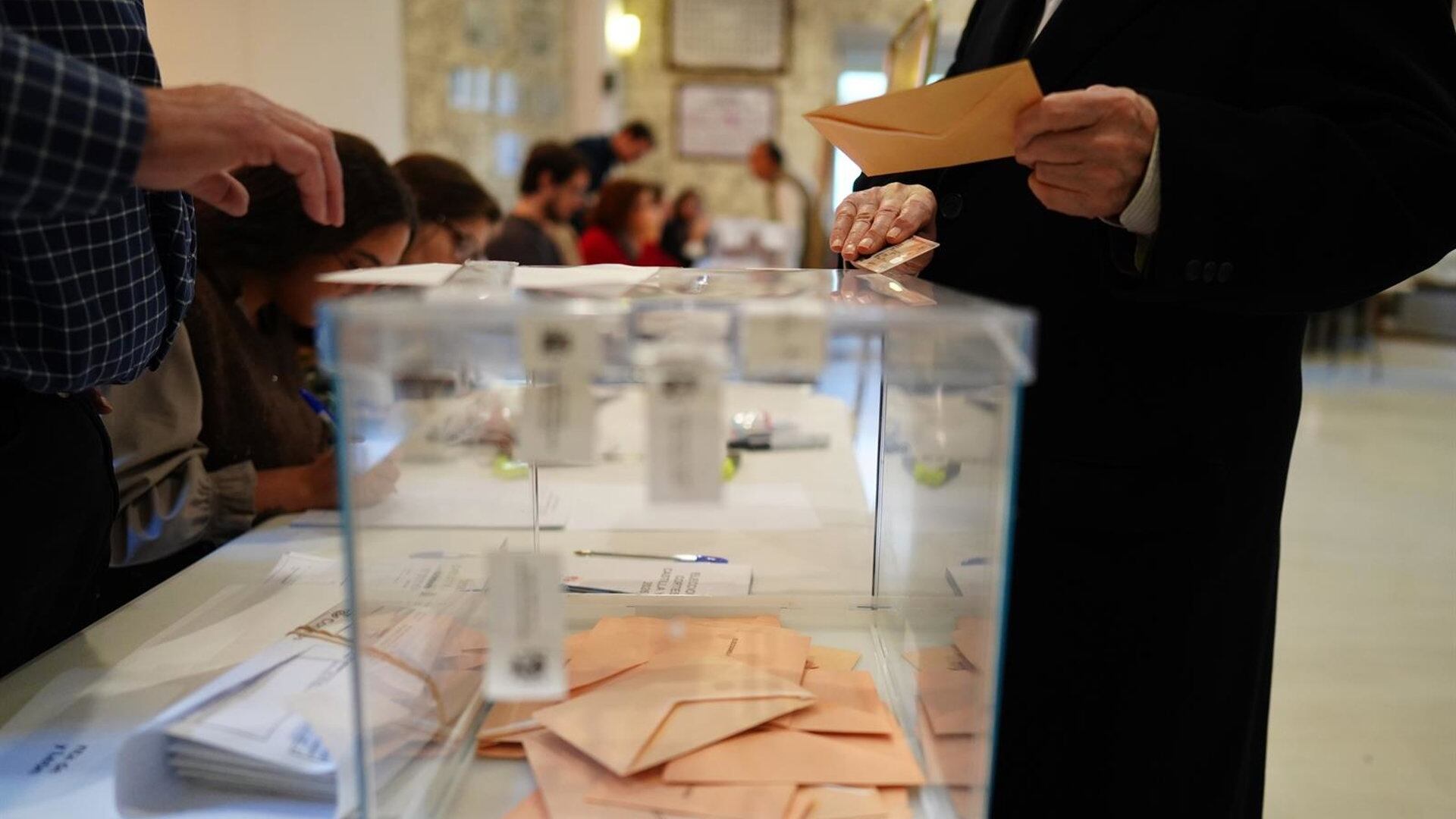 15/03/2026 Castellanoleoneses votan en un colegio electoral, a 15 de marzo de 2026, en Valladolid, Castilla León (España). Los ciudadanos están convocados a las urnas en las elecciones autonómicas a las Cortes de Castilla y León de 2026 para elegir a los 82 procuradores que compondrán el parlamento autonómico.POLITICA Pablo Requejo
