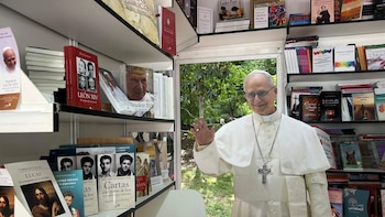 La visita del Papa dispara la venta de libros religiosos en la Feria del Libro:"La encíclica lleva horas agotada"