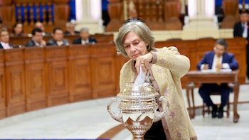 Obras defiende a su senadora Agripina Flores, otra señalada de traicionar a la oposición tras elección de Miguel Torres