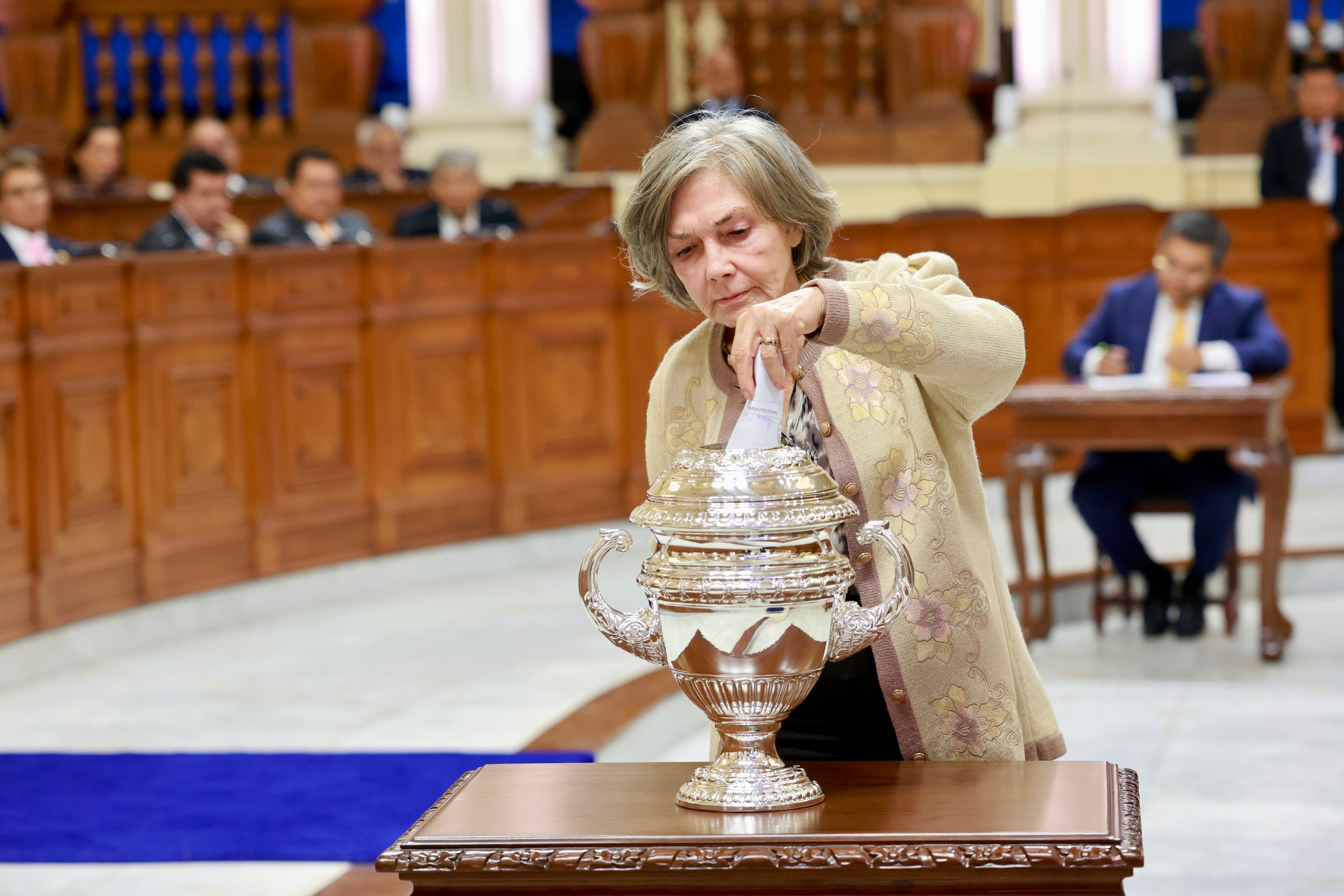 Obras defiende a su senadora Agripina Flores, otra señalada de traicionar a la oposición tras elección de Miguel Torres