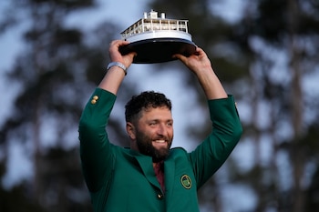 El español Jon Rahm alza