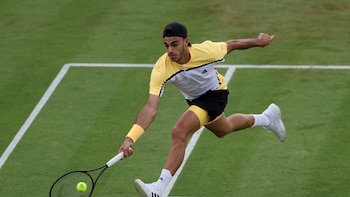 Francisco Cerúndolo arrancó con un triunfo en Queen’s y Tomás Etcheverry se despidió en Halle ante Daniil Medvedev