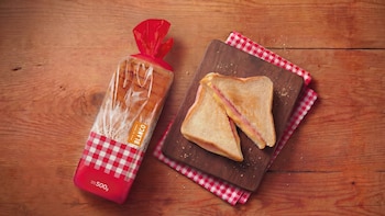Por qué el sándwich clásico de jamón y pan blanco es una opción poco saludable para lunch de los niños