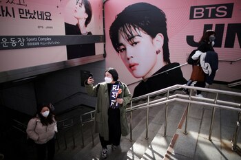 FOTO DE ARCHIVO: Un fan