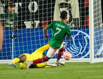 Uriel Antuna (7) anota para