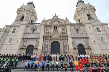 Efectivos policiales resguardan el traslado de material electoral hacia los centros de votación.
