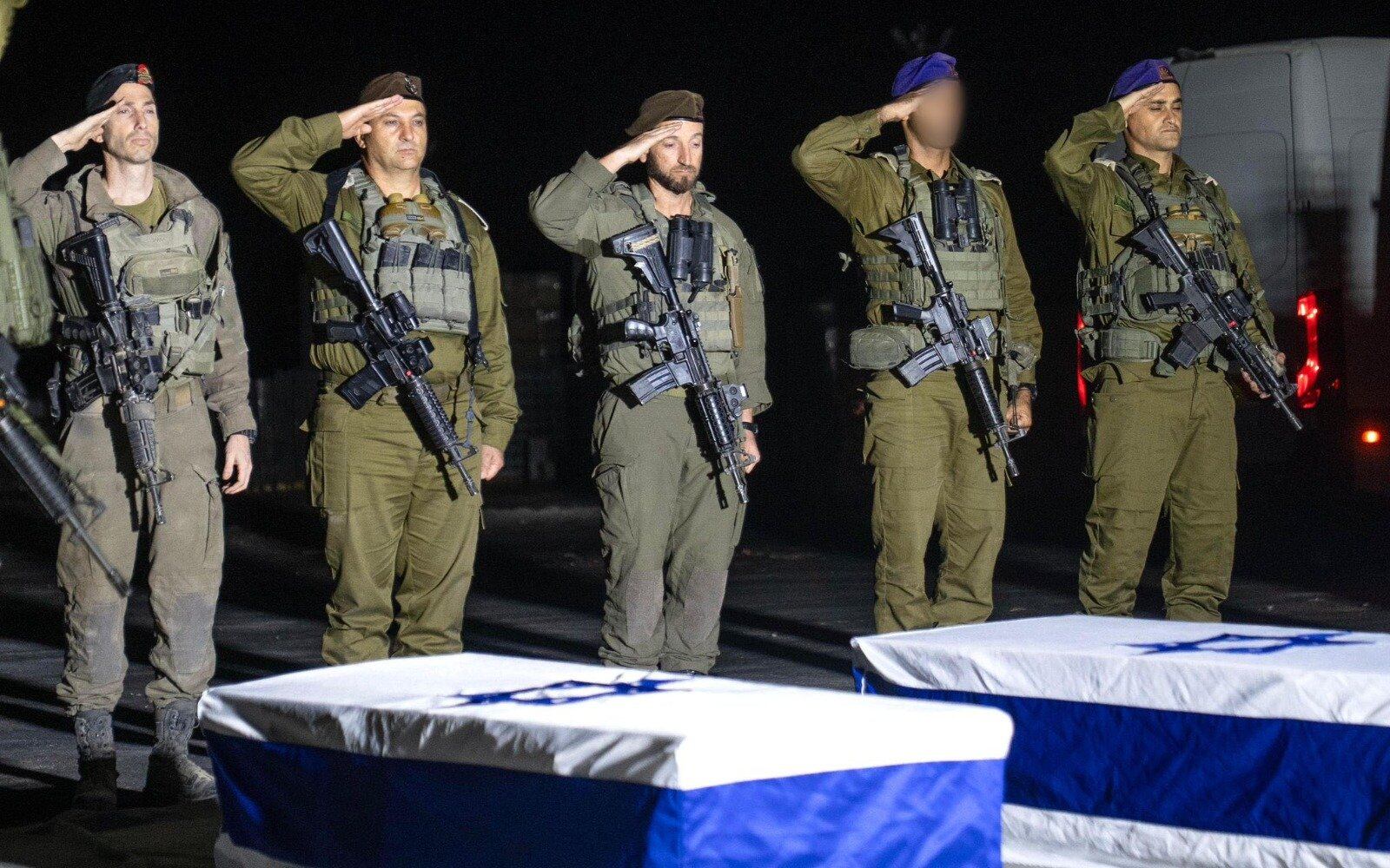Comandantes de la IDF rinden honores frente a los féretros de los soldados Asaf Hamami, Omer Neutra y Oz Daniel en una ceremonia en la Franja de Gaza. 2 de noviembre de 2025. (Fuerzas de Defensa de Israel)