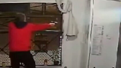 Video: un almacenero le disparó y puso en fuga a un grupo de delincuentes que le robaban a un cliente