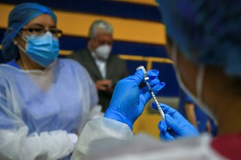 Fotografía de archivo en la que se registró a miembros del personal de salud, durante una jornada de vacunación contra la covid-19, en la Universidad Salesiana, en Quito (Ecuador). EFE/José Jácome