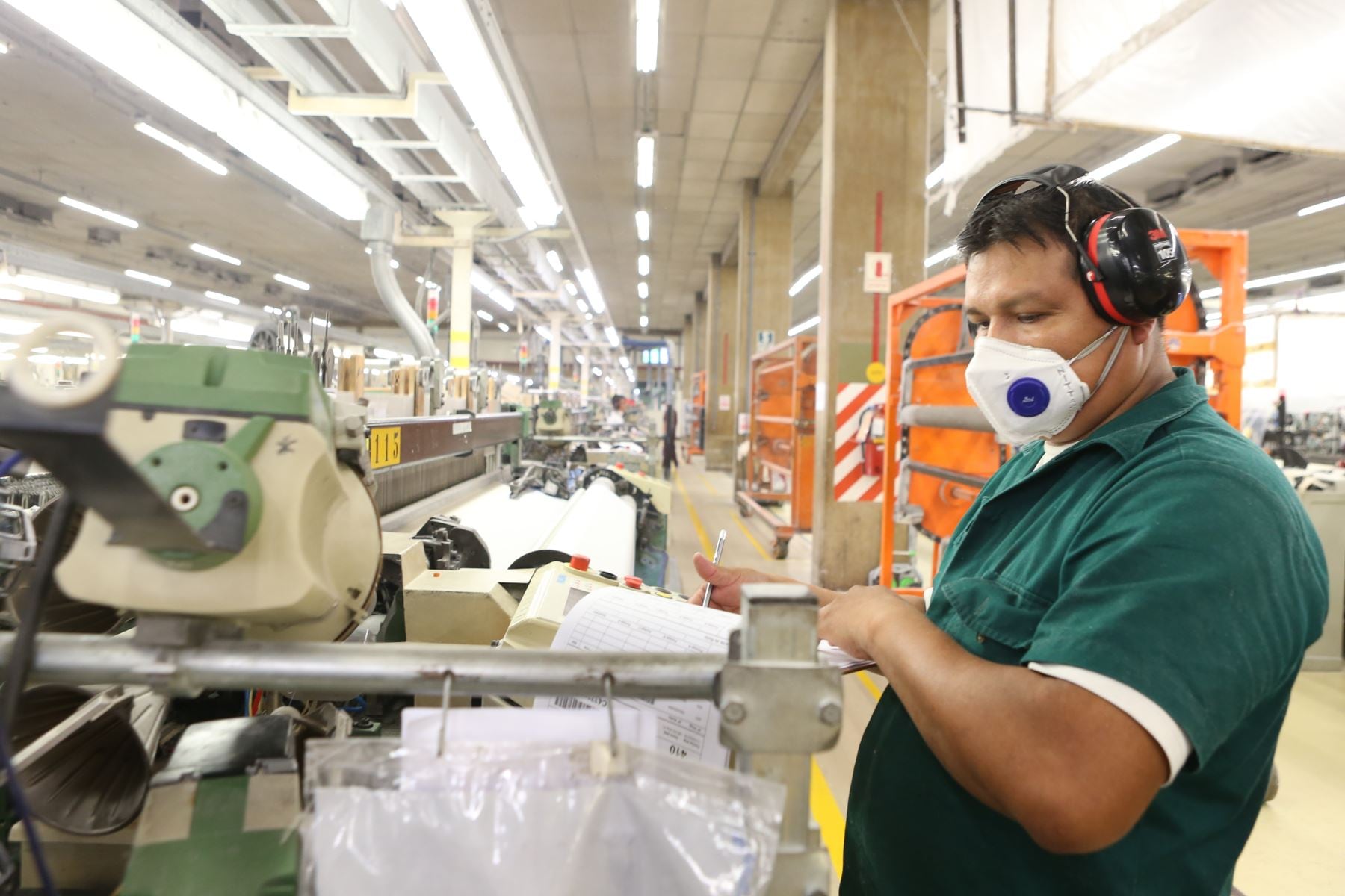 Más de cinco millones de personas en el país enfrentan insuficiencia laboral, lo que equivale al 20% de la población económicamente activa Foto: Andina
