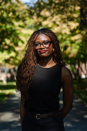 Omosefe Noruwa, una estudiante de tercer año que cursa asignaturas de preparación para medicina, señaló que las clases grabadas facilitaban faltar a clase. Crédito: Sophie Park para The New York Times