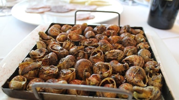 Caracoles ‘a la llauna’, una receta catalana con un sabor inconfundible