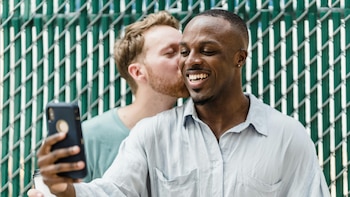 Una pareja de hombres se