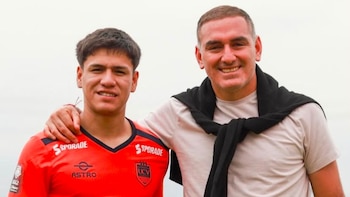 Axel Cabellos al lado de Luis Gálvez, Gerente Deportivo del club. - Crédito: UCV