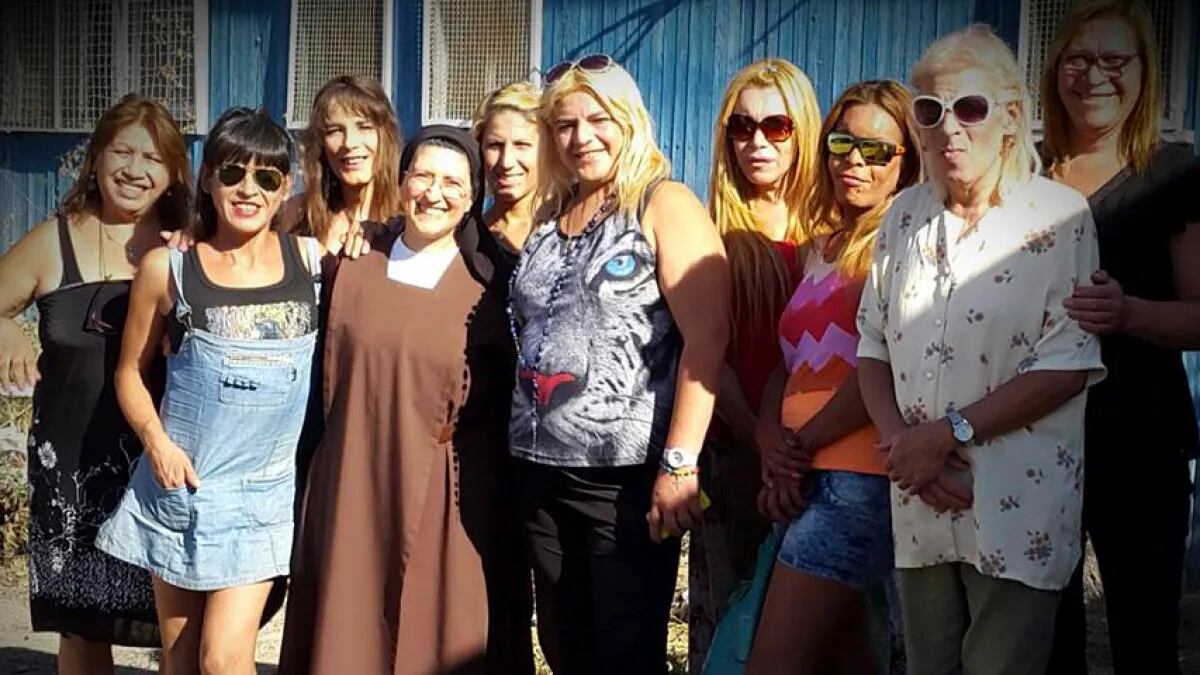 La hermana Mónica con el hábito y rodeada de sus chicas trans, como las llamaba el Papa Francisco