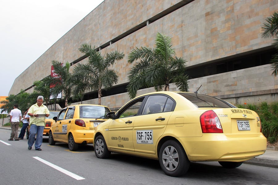 Para los taxis básicos, el banderazo será de $5.900 y la carrera mínima de $8.300; el tiempo de espera y la “caída” del taxímetro también tendrán nuevos valores, junto con las tarifas por hora y al aeropuerto - crédito Alcaldía de Medellín / Taxis Medellín