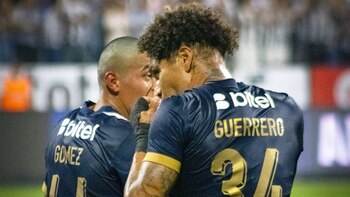 Paolo Guerrero besando el escudo