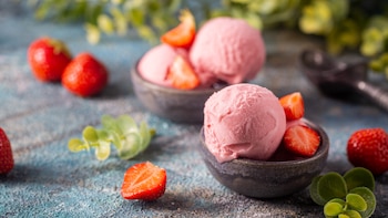 Cómo hacer helado de fresa casero alto en proteínas, un postre refrescante y saludable listo en 5 minutos