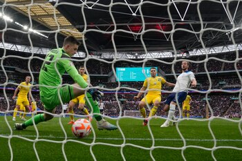 Anatoliy Trubin, portero de Ucrania,