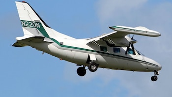 El piloto del Diamond DA42 reportó al control aéreo que la única puerta trasera se rompió por completo pocos minutos después de despegar
