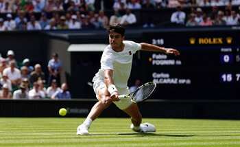 Alcaraz sufre más de lo previsto para vencer en su debut en Wimbledon a un brillante Fognini - Infobae