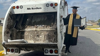 “Una graduación es resultado del esfuerzo”: trabajó cinco años como recolector de basura para pagarse la carrera de Derecho y festejó en el camión