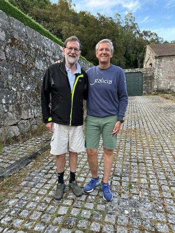 El expresidente del Gobierno Mariano Rajoy y el presidente de la Xunta, Alfonso Rueda, en su "tradicional" caminata de finales de agosto en la Ruta da Pedra da Agua, entre Ribadumia y Meis (Pontevedra) (AUTONOMÍAS/CEDIDA PPDEG).
