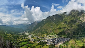 El pueblo del Pirineo aragonés que se resguarda en el Parque Natural de Posets-Maladeta: un entorno ideal para el senderismo