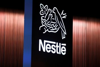 FOTO DE ARCHIVO: El logotipo de Nestlé en Lausana, Suiza, el 12 de abril de 2018. REUTERS / Pierre Albouy / Foto de archivo