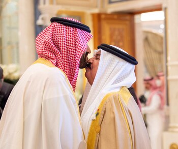 El príncipe heredero saudita, Mohammed Bin Salman, besa al rey de Bahrain, Hamad bin Isa al-Khalifa, durante la cumbre de los países árabes con China realizada esta semana en Ryad. (Bandar Algaloud/Courtesy of Saudi Royal Court/Handout via REUTERS)