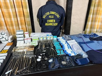 Las fuerzas secuestraron $5.780.200 en pesos argentinos, USD 19.368 en dólares, 57 teléfonos celulares, 5 notebooks y cajas con instrumentos quirúrgicos