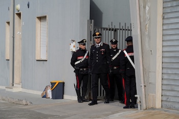 Carabinieri custodian el escondite de Matteo Messina Denaro en Campobello di Mazara, el mismo pueblo siciliano donde operaba la familia Tamburello, gestora de su fortuna. (Reuters/Antonio Parrinello, archivo)