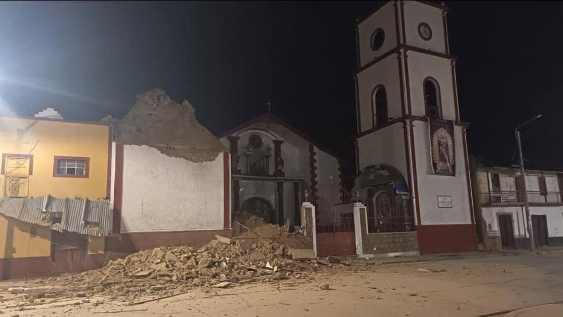Colapso parcial de la torre de la iglesia San Ignacio de Loyola dejó un fallecido y viviendas dañadas en la ciudad de Junín