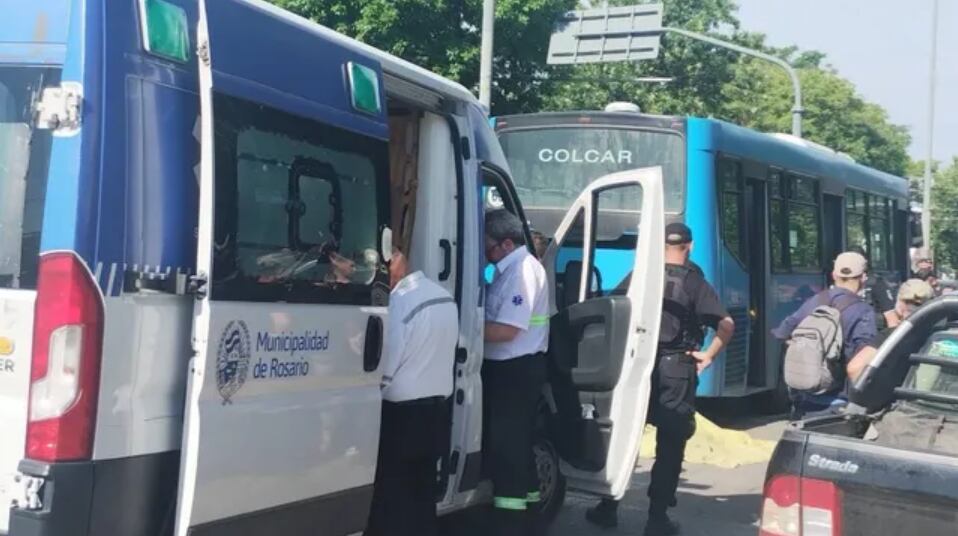 Una ciclista chocó con un auto y fue arrollada por un colectivo (Foto: Radio 2)