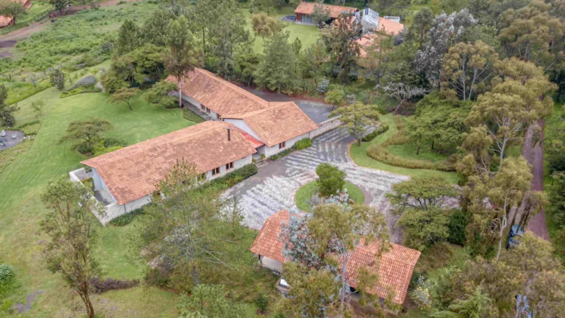 La tranquilidad de este rincón jalisciense se vio sacudida luego del enfrentamiento en las inmediaciones de un icónico complejo vacacional. (Pincali.com)