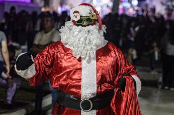 Una persona disfrazada de Papá